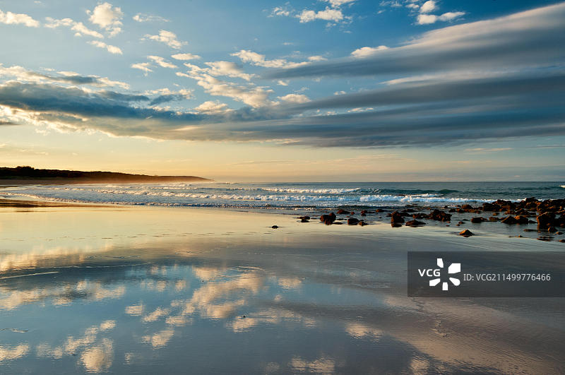 深水海滩的晨光倒影图片素材