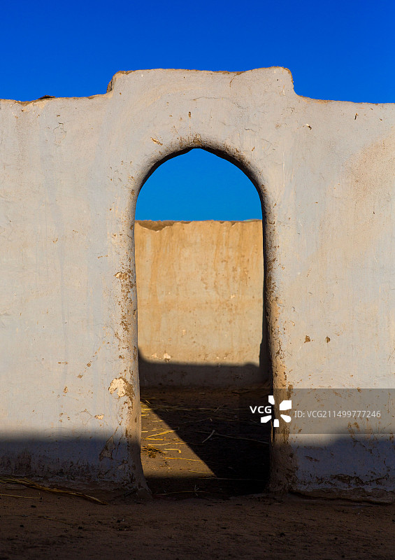 苏丹通布斯努比亚传统房屋庭院中的大门图片素材