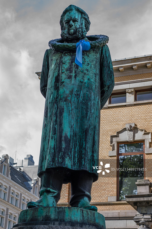 挪威奥斯陆国家剧院的亨利克·易卜生雕像图片素材