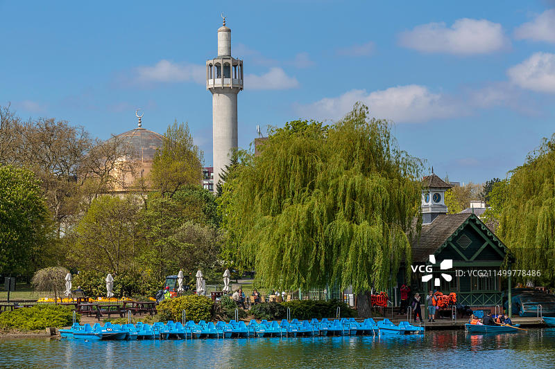 阳光明媚的蓝天下，伦敦摄政公园划船湖和伦敦中央清真寺，英国图片素材