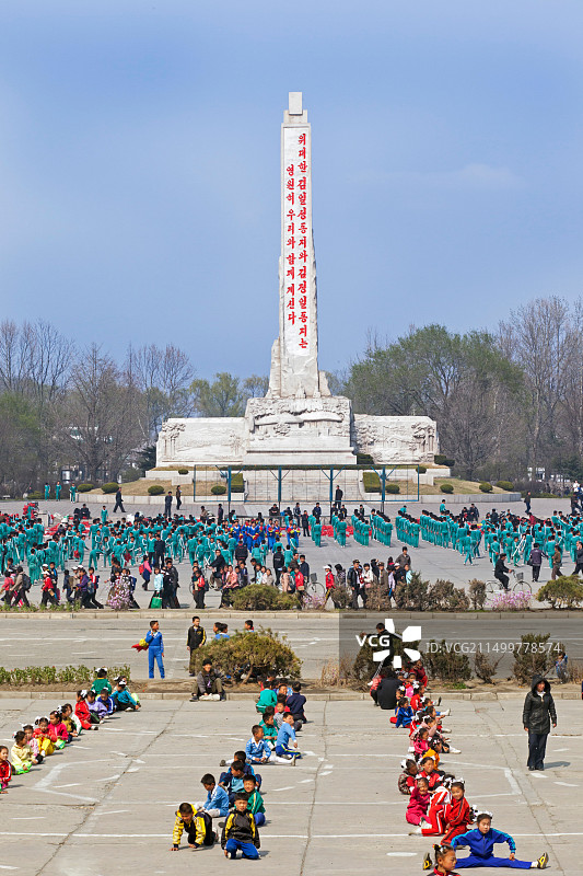 朝鲜民主主义人民共和国，朝鲜，咸兴，儿童在大剧院外练习团体操图片素材