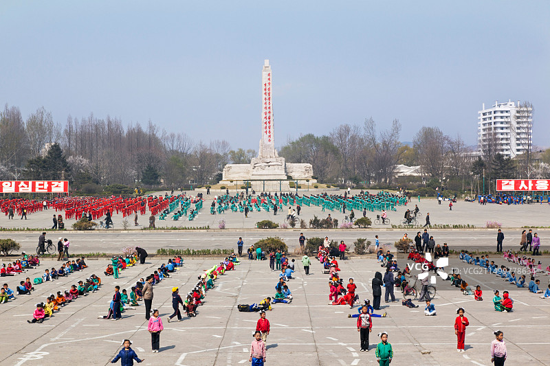朝鲜民主主义人民共和国，朝鲜，咸兴，儿童在大剧院外练习团体操图片素材