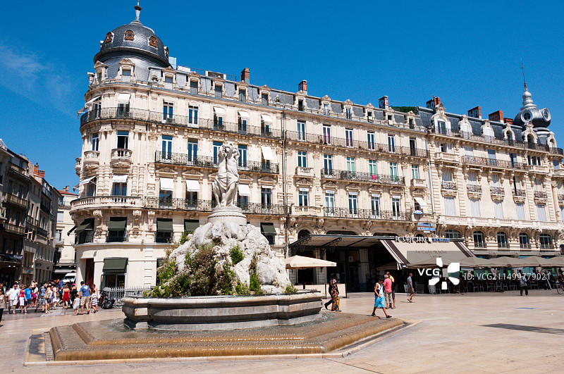 法国蒙彼利埃喜剧广场和三女神喷泉图片素材