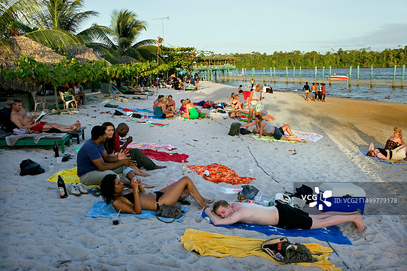 苏里南，帕拉马里博以南的白色海滩。图片素材