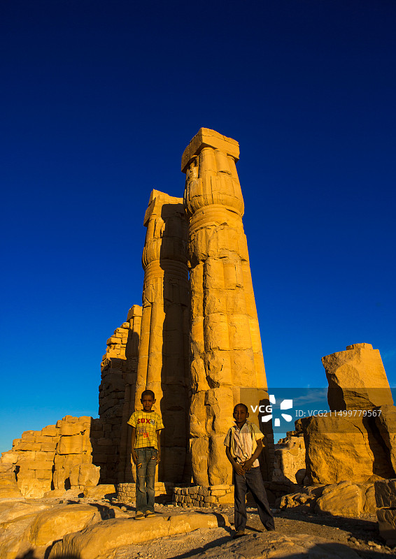 孩子们在阿蒙霍特普三世建造的索莱布大庙前，索莱布，苏丹图片素材