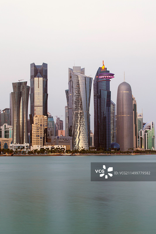 卡塔尔多哈西湾中央金融区新天际线图片素材