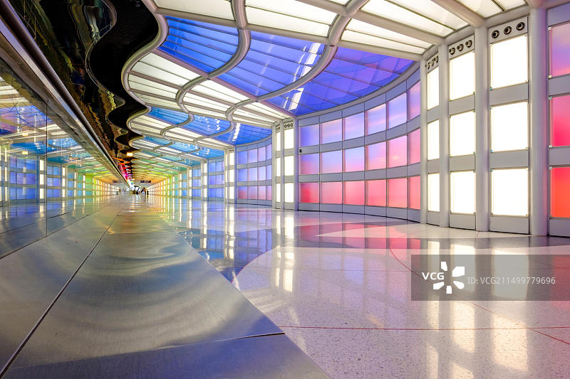 迈克尔·海顿霓虹艺术装置作品：芝加哥奥黑尔国际机场1号航站楼“天空是极限”图片素材