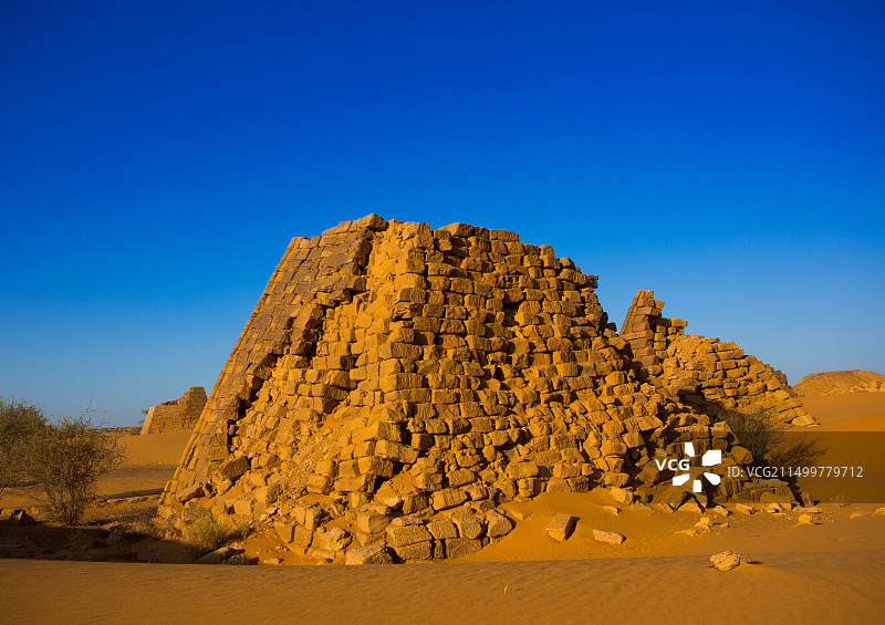 苏丹麦罗埃巴杰拉维亚皇家公墓的金字塔和陵墓图片素材