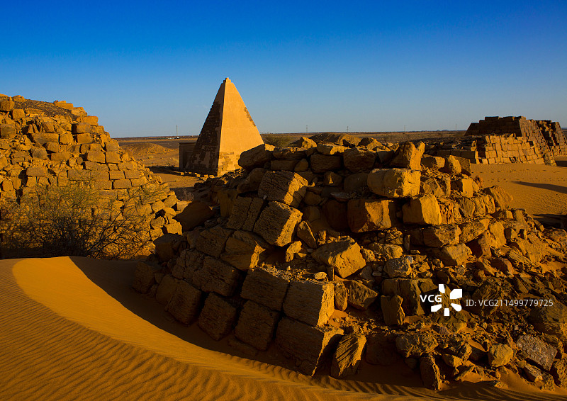 苏丹麦罗埃巴杰拉维亚皇家公墓的金字塔和陵墓图片素材