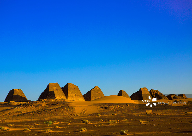 苏丹麦罗埃皇家墓地金字塔图片素材