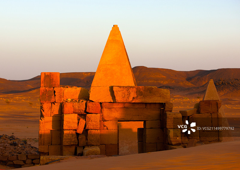 苏丹麦罗埃皇家公墓的金字塔和陵墓图片素材