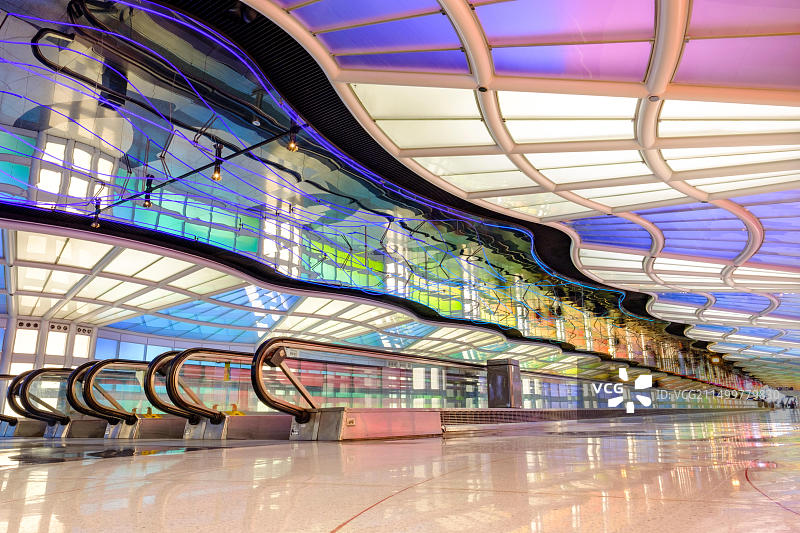 自动人行道，美国联合航空公司航站楼的通道，芝加哥奥黑尔国际机场航站楼，美国伊利诺伊州芝加哥图片素材