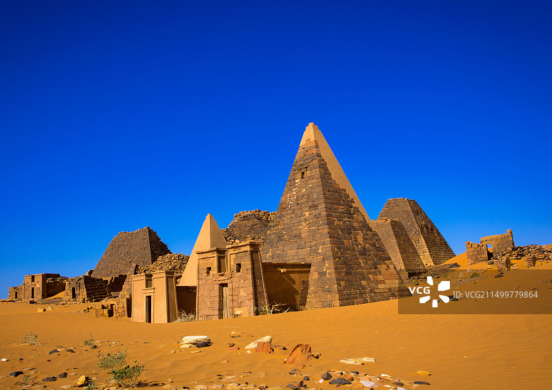 苏丹麦罗埃皇家公墓的金字塔和陵墓图片素材
