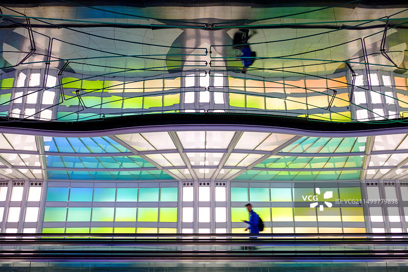 航空旅客在霓虹灯艺术隧道中，芝加哥奥黑尔机场图片素材