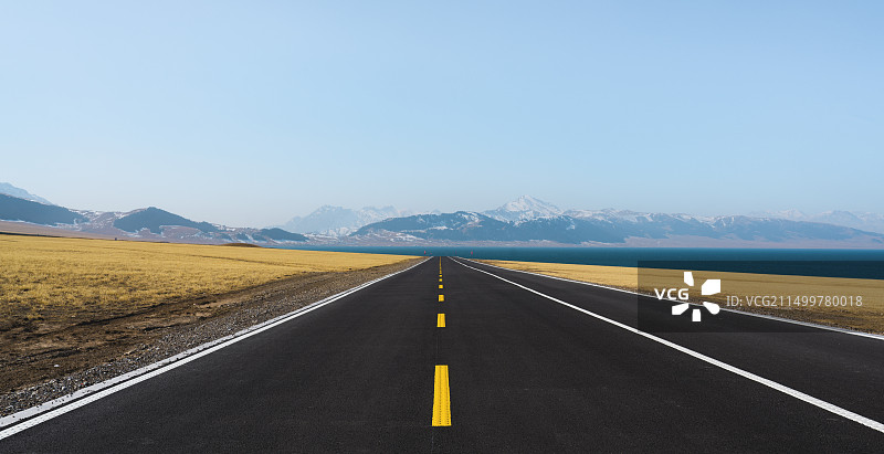 赛里木湖的道路图片素材