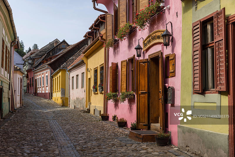 漫步锡吉什瓦拉老城街道，特兰西瓦尼亚，罗马尼亚图片素材