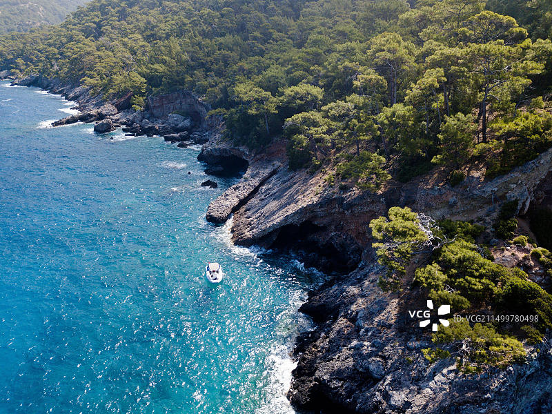 土耳其费特希耶卡巴克湾岩石海岸线鸟瞰图片素材