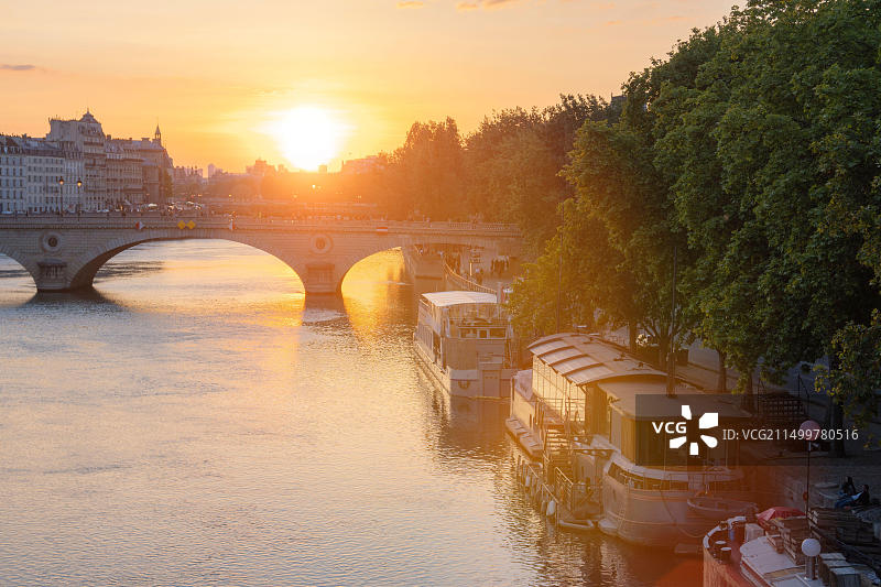 法国巴黎塞纳河日落：欧洲热门旅游目的地图片素材