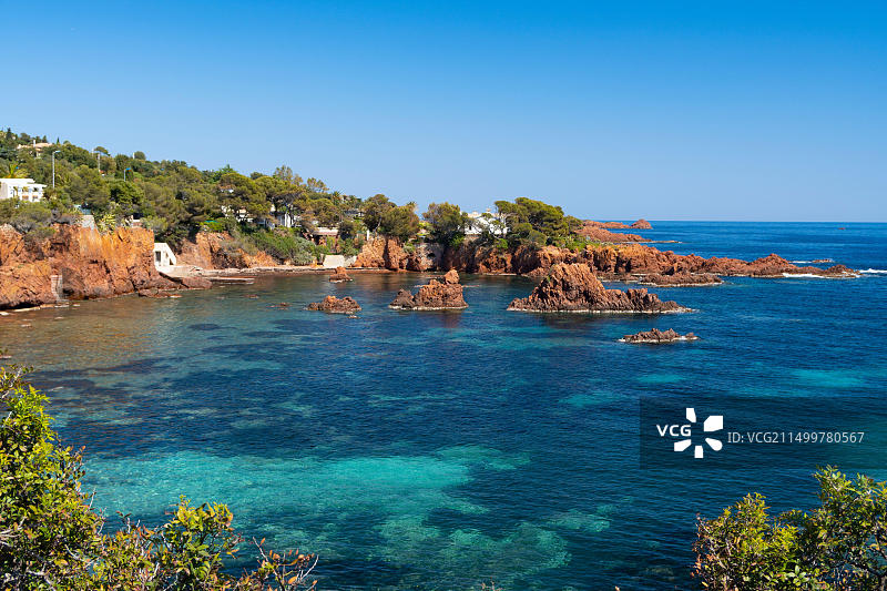 埃斯特雷尔地块红色岩石中的村庄-法国图片素材