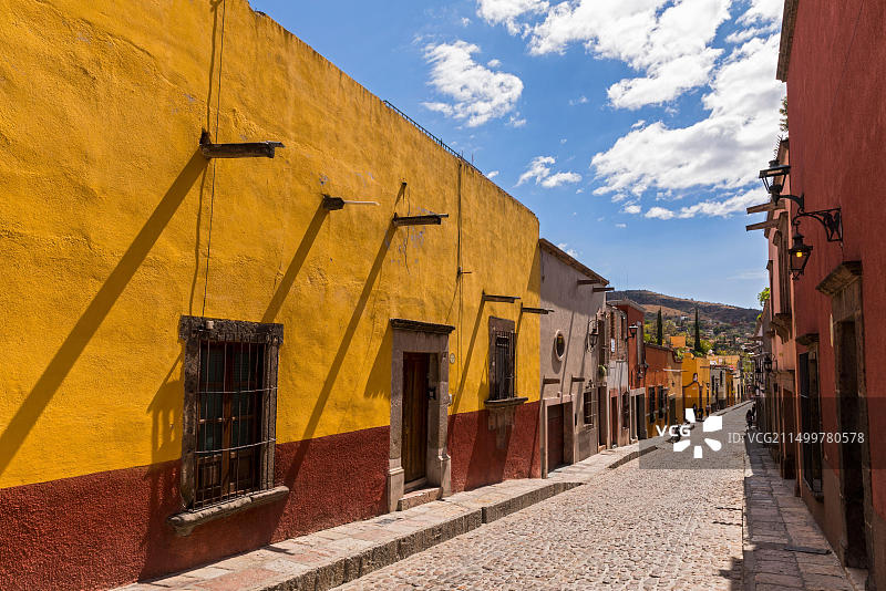 墨西哥瓜纳华托州，圣米格尔德阿连德的西班牙殖民时期建筑街道图片素材