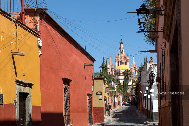 墨西哥瓜纳华托州，圣米格尔德阿连德的西班牙殖民时期建筑街道图片素材