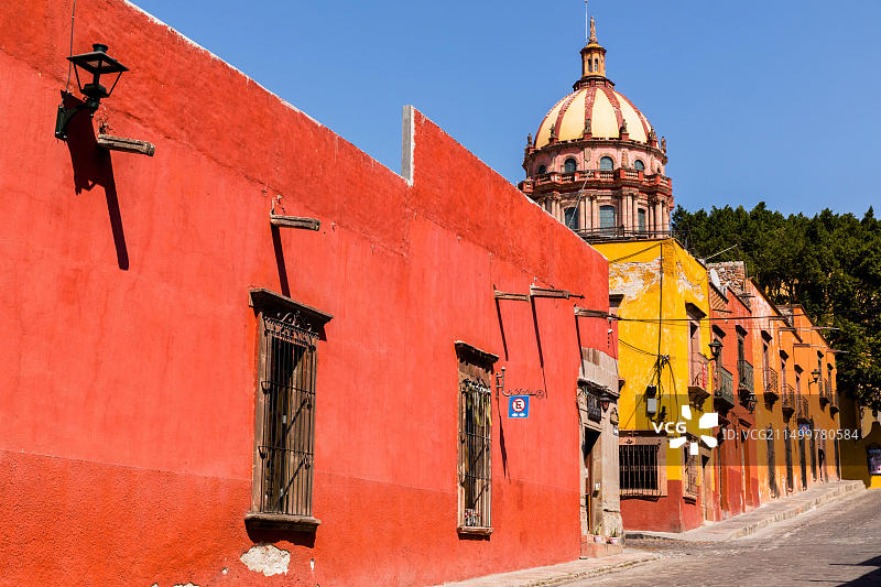 墨西哥瓜纳华托州，圣米格尔德阿连德的西班牙殖民时期建筑街道图片素材