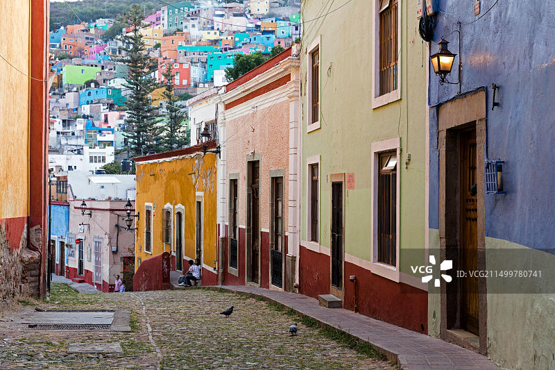 墨西哥瓜纳华托州，瓜纳华托的西班牙殖民时期建筑街道图片素材