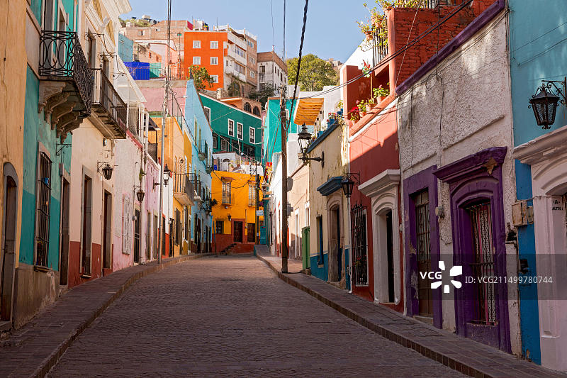 墨西哥瓜纳华托州，瓜纳华托的西班牙殖民时期建筑街道图片素材