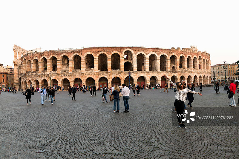 意大利维罗纳，在布拉广场与维罗纳竞技场或圆形剧场合影的游客图片素材