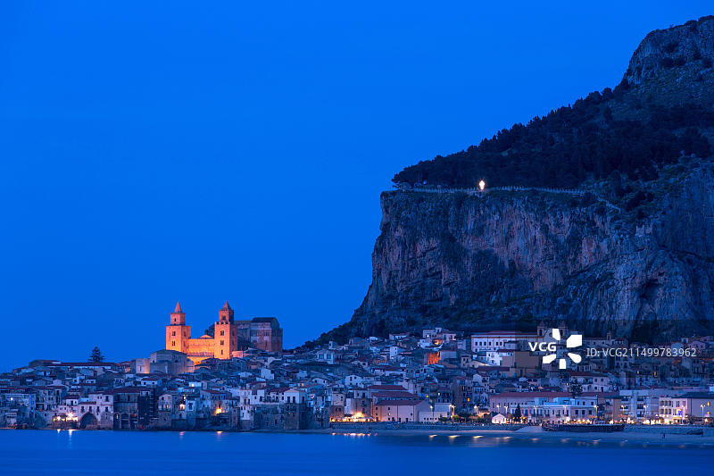 意大利西西里岛切法卢海滨夜景：诺曼中世纪城堡图片素材
