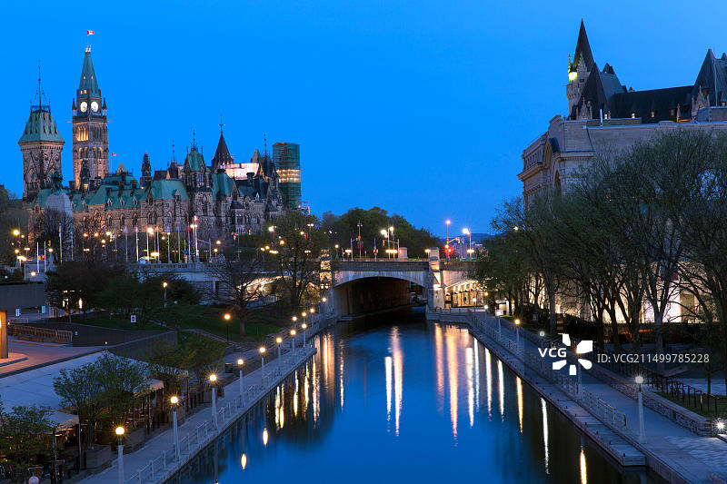 加拿大安大略省渥太华：里多运河畔的肖中心与议会大厦图片素材