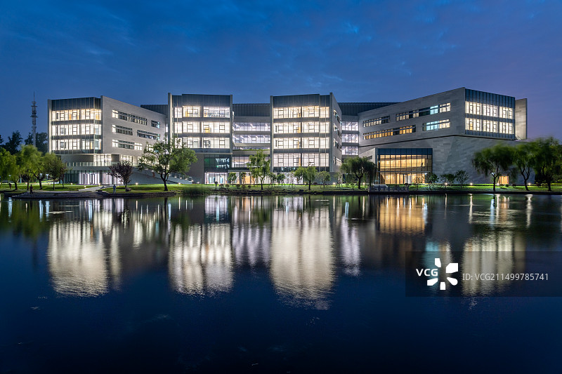上海交通大学学生中心大楼全貌夜景图片素材