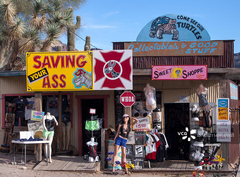 亚利桑那州奥特曼一家商店的储蓄标志图片素材