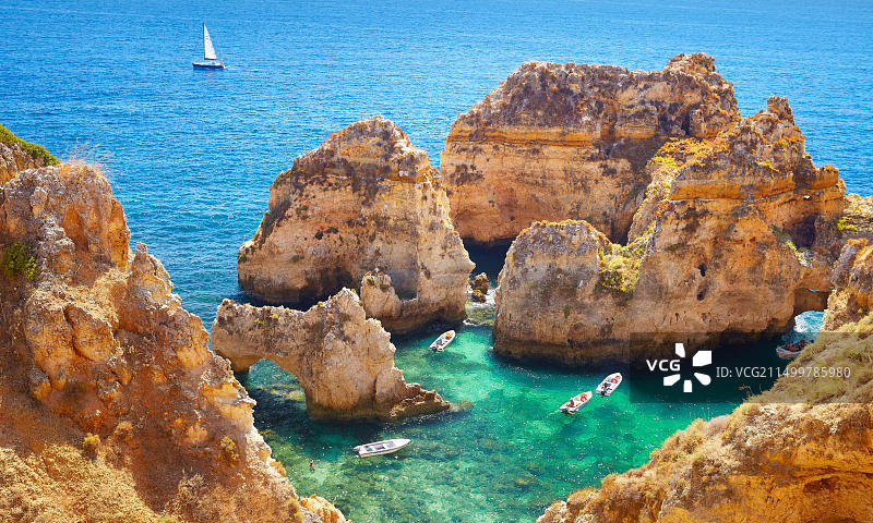 葡萄牙阿尔加维拉各斯附近蓬塔达皮耶达德海岸图片素材