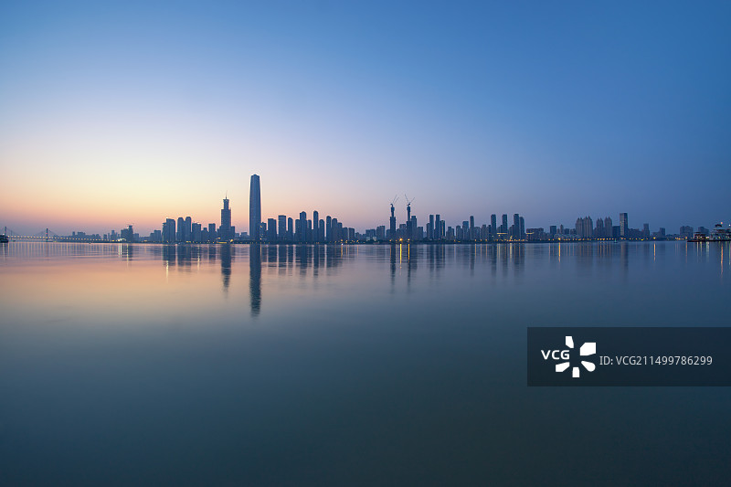 清晨的武汉市汉口江滩图片素材