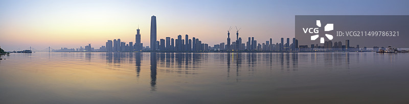 清晨的武汉市汉口江滩图片素材