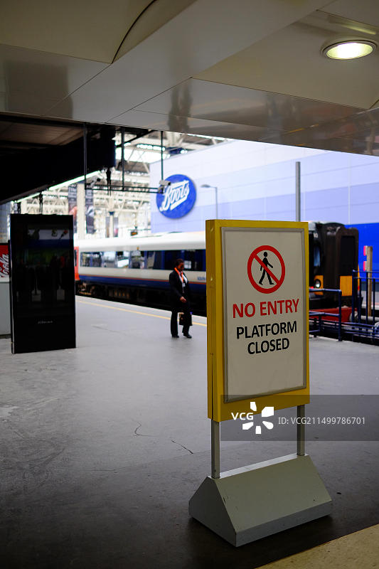 伦敦滑铁卢车站：因改善工程关闭站台，2017年8月16日脱轨事故更添混乱图片素材