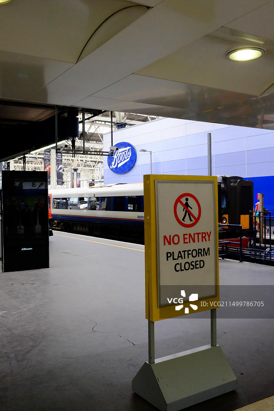 伦敦滑铁卢车站：因改善工程关闭站台，2017年8月16日脱轨事故更添混乱图片素材