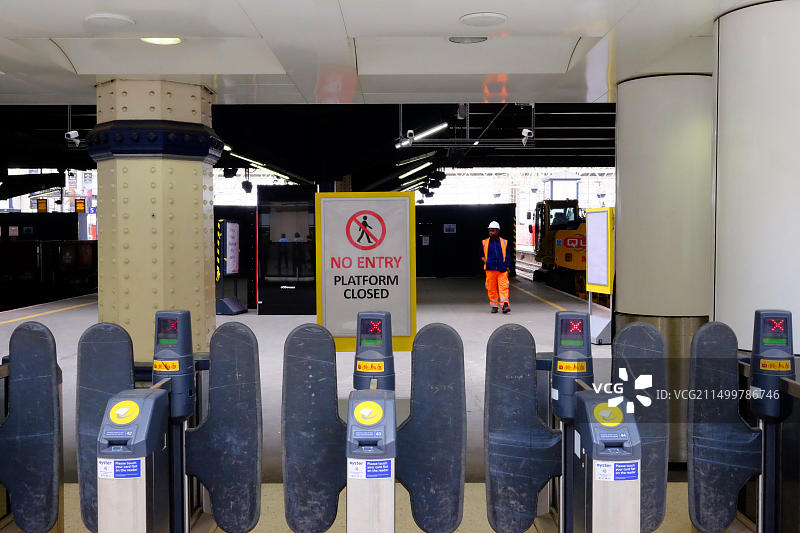 伦敦滑铁卢车站：因改善工程关闭站台，2017年8月16日脱轨事故更添混乱图片素材