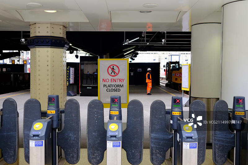 伦敦滑铁卢车站：因改善工程关闭站台，2017年8月16日脱轨事故更添混乱图片素材
