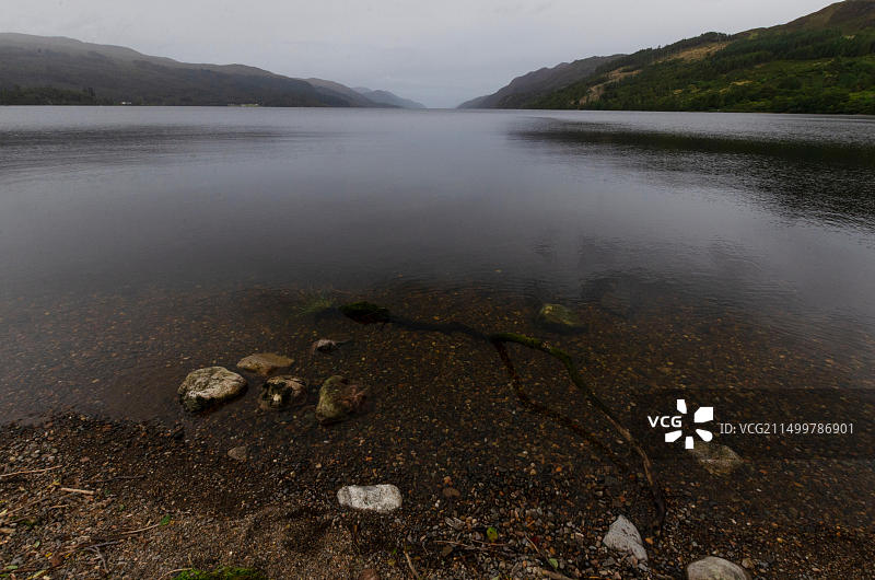 英国苏格兰因弗内斯-郡奥古斯都堡附近尼斯湖的迷离神秘风光图片素材