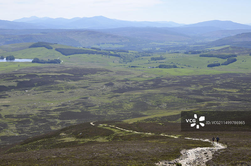 在英国苏格兰凯恩戈姆山国家公园，一对长跑运动员沿着卡恩利亚斯山前往蒂尔特峡谷图片素材