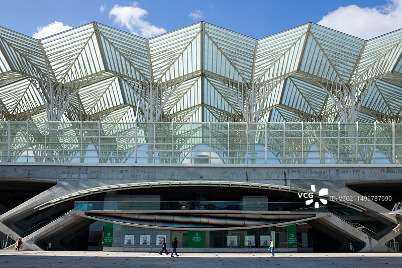 里斯本万国公园由著名建筑师圣地亚哥·卡拉特拉瓦设计的东方车站，葡萄牙图片素材