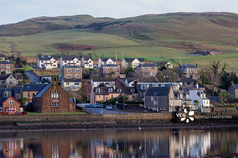 苏格兰金泰尔半岛坎贝尔敦港口旁的房屋景观图片素材