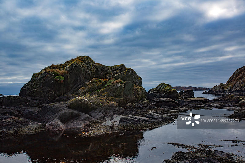 苏格兰内赫布里底群岛艾莱岛南海岸的崎岖岩石图片素材