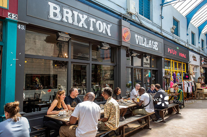 布里克斯顿村：一个汇集世界各地艺术、工艺品、酒吧和美食的室内市场图片素材