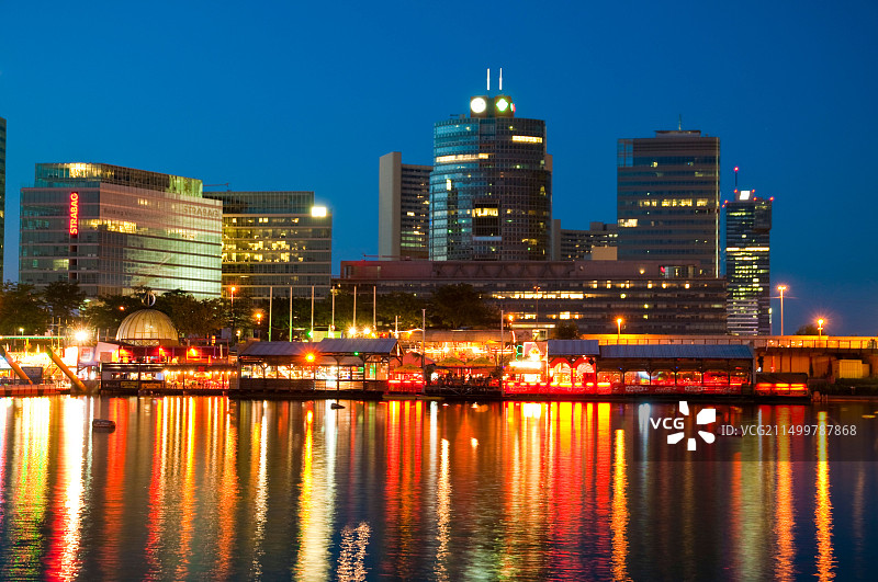 卡格拉纳科帕水下城市，多瑙河，联合国城黄昏，维也纳，奥地利图片素材