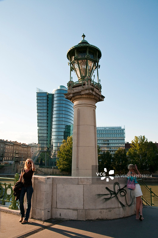 灯笼和两位妇女，多瑙运河，乌拉尼亚，维也纳，奥地利图片素材