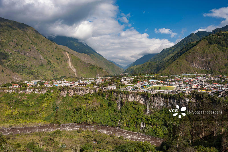 圣水巴尼奥斯镇和厄瓜多尔帕斯塔萨河的景色图片素材