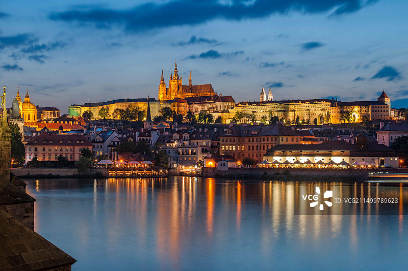 捷克共和国布拉格伏尔塔瓦河对岸的布拉格城堡黄昏景色图片素材
